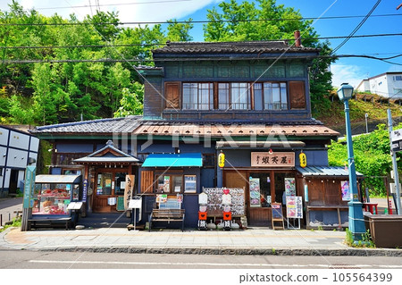 Retro cityscape of Sakaimachi Hondori, Otaru, Hokkaido Retro cityscape of Sakaimachi Hondori, Otaru, Hokkaido 105564399