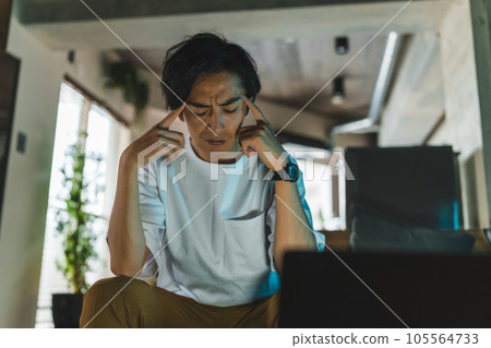 Men's portrait 105564733