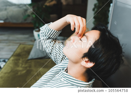 Men's portrait 105564758