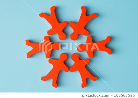 Team of wooden doll people holding hands. Business team, teamwork, team spirit. 105565586