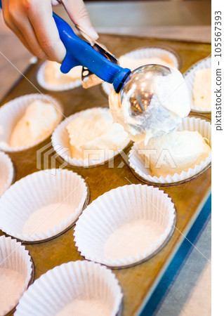 Baking cupcakes in cooking school. Baking cupcakes in cooking school. 105567393