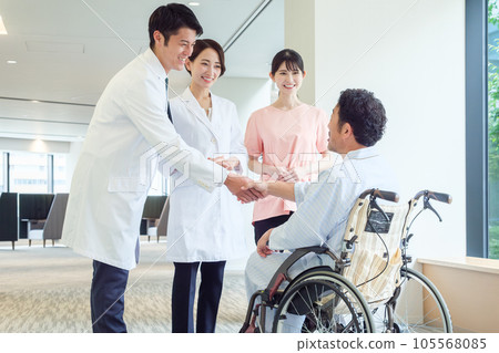 醫生與坐在輪椅上的病人握手 醫生與坐在輪椅上的病人握手 105568085