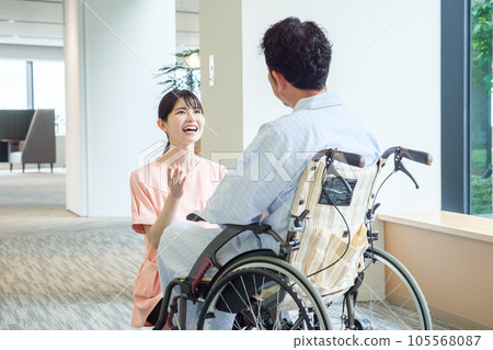 護士與坐在輪椅上的病人交談 105568087
