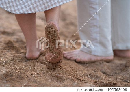 The sand on feet and heels on the coast 105568408