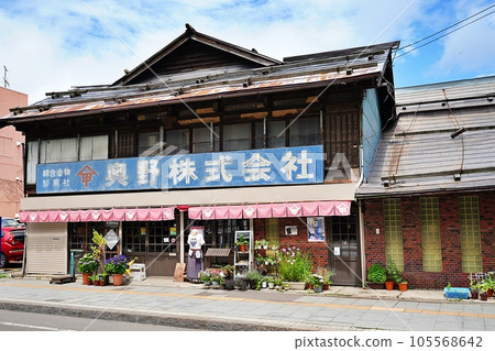 Retro townscape of Sakaimachi Hondori, Otaru City, Hokkaido (Okuno Shoten) 105568642