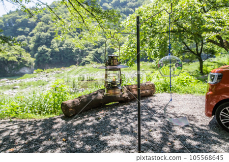 [Minimum solo camping at the auto campground Hurricane lantern and wind chimes] 105568645