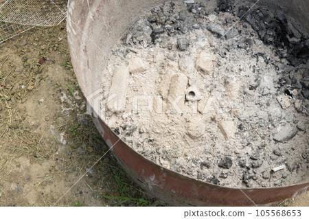 [Auto campsite, drum can charcoal disposal site] 105568653