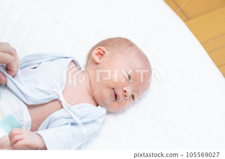 給新生兒穿衣服 給新生兒穿衣服 105569027