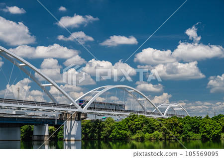 Monorail crossing the Yodogawa iron bridge 105569095