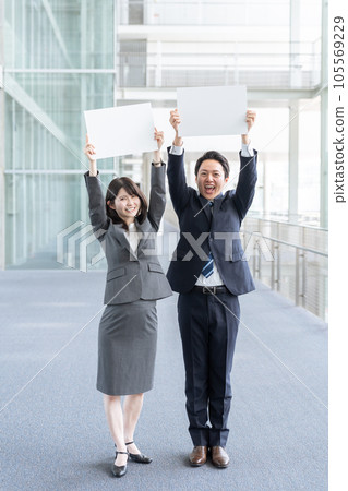 Businessman man and woman with message board 105569229
