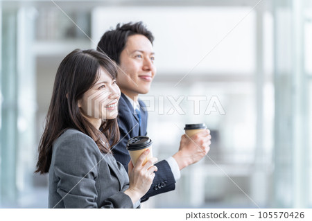 Businessmen men and women drinking drinks during work breaks 105570426