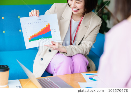 一位女士解釋在辦公室使用材料 105570478