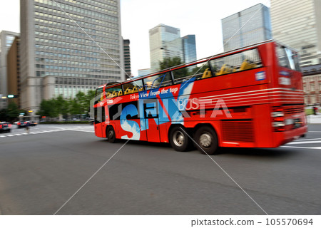 東京站丸之內口前運行的紅色雙層觀光巴士 東京站丸之內口前運行的紅色雙層觀光巴士 105570694