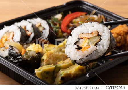 韓國便當盒(紫菜包飯、煎餅、雜菜、養蓮雞) 韓國便當盒(紫菜包飯、煎餅、雜菜、養蓮雞) 105570924