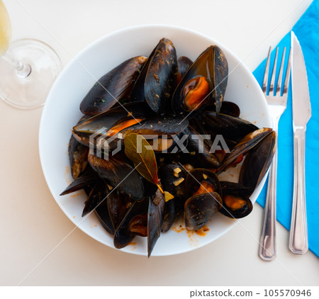 Mejillon a la marinera, traditional spanish cuisine, clams in shells 105570946