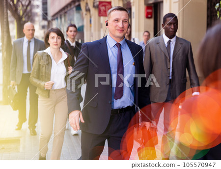 Business man walking on city street 105570947