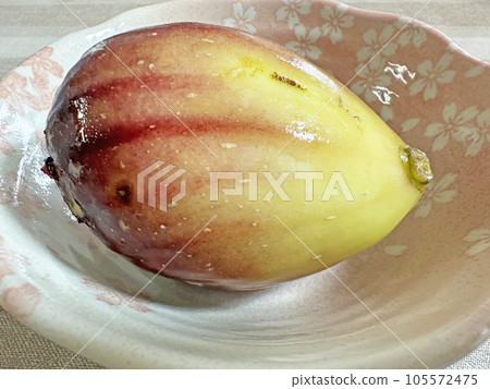 fresh and ready to eat figs fresh and ready to eat figs 105572475