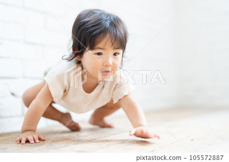 Baby girl crawling Baby girl crawling 105572887