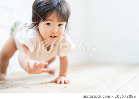 女嬰爬行 105572889