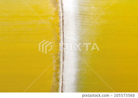 “經過修飾的背景圖像為明亮的芥末色，是一根中央結的厚水平竹子。 105573568