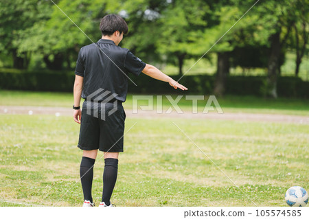 主裁判 裁判員 足球 105574585