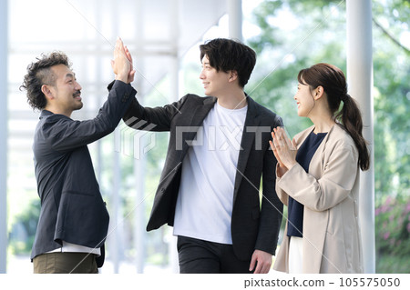 Successful high-five businessman 105575050