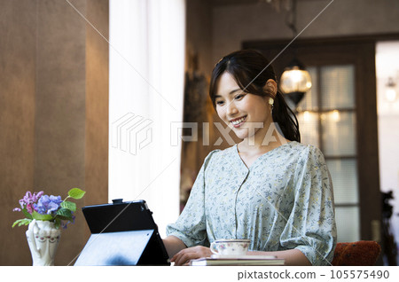 A young woman working in a cafe A young woman working in a cafe 105575490