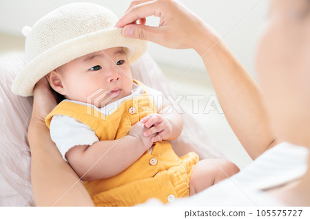 Baby hat outing preparation UV protection 105575727