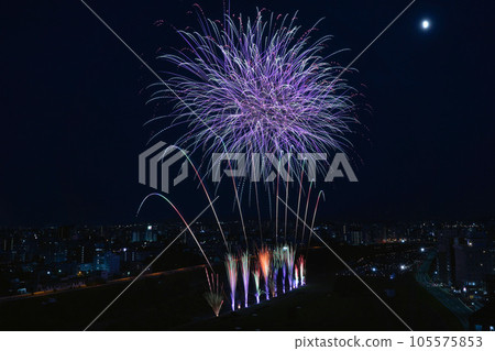 Gazing at the fireworks and the night view 105575853