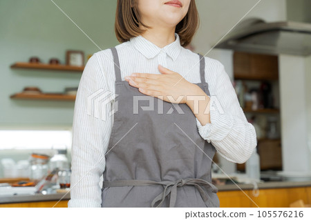 站在廚房裡的女人的部分剪輯 105576216