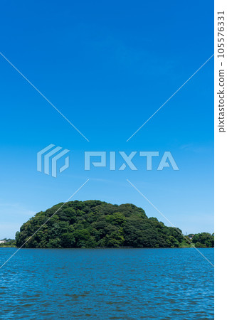 夏日清爽的藍天和漂浮在石川縣與福井縣交界處的鹿島森林|北潟湖|石川縣加賀市 夏日清爽的藍天和漂浮在石川縣與福井縣交界處的鹿島森林|北潟湖|石川縣加賀市 105576331