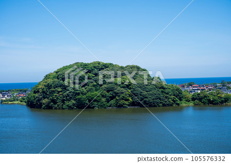 夏日清爽的藍天和漂浮在石川縣與福井縣交界處的鹿島森林|北潟湖|石川縣加賀市 夏日清爽的藍天和漂浮在石川縣與福井縣交界處的鹿島森林|北潟湖|石川縣加賀市 105576332