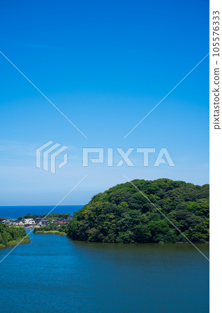 夏日清爽的藍天和漂浮在石川縣與福井縣交界處的鹿島森林｜北潟湖｜石川縣加賀市 105576333