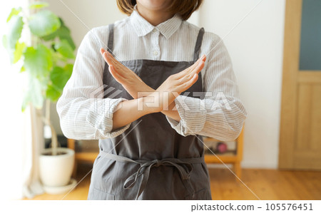 圍裙女人的手勢 圍裙女人的手勢 105576451