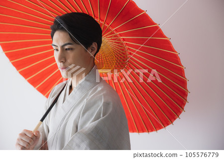 一個穿著和服的男人，一把日本傘 105576779