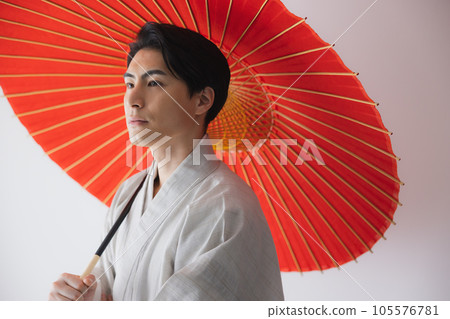 一個穿著和服的男人，一把日本傘 105576781