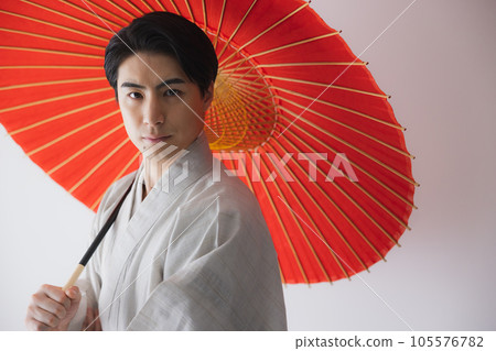 一個穿著和服的男人，一把日本傘 105576782