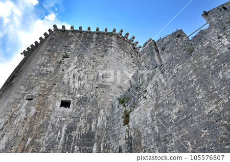 Watch walk and tower of Kamerlengo castle in Trogir, Croatia 105576807