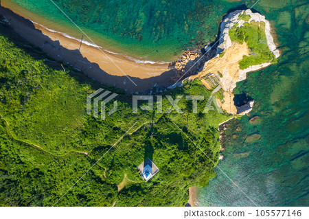 無人機 | 俯瞰日本海的笠岬和燈塔 | 拍攝於 2023 年 8 月（倒塌後）| 石川縣加賀市 105577146