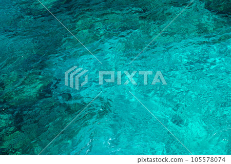 Natural background of emerald, turquoise sea water 105578074
