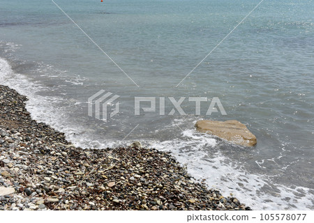 Sea waves approaching pebble stones 105578077