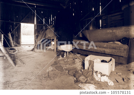 Vintage tools in abandoned shed 105578131