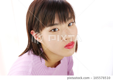 短髮女孩第一次化妝 105578510