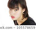 短髮女孩第一次化妝 105578659
