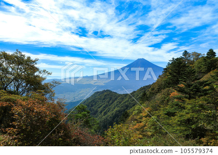 從山梨縣河口湖町的三堀山頂眺望富士山的秋色 從山梨縣河口湖町的三堀山頂眺望富士山的秋色 105579374