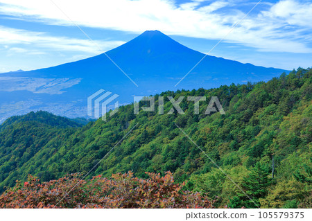從山梨縣河口湖町的三堀山頂眺望富士山的秋色 105579375
