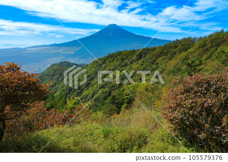 從山梨縣河口湖町的三堀山頂眺望富士山的秋色 從山梨縣河口湖町的三堀山頂眺望富士山的秋色 105579376