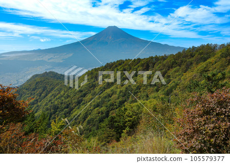 從山梨縣河口湖町的三堀山頂眺望富士山的秋色 從山梨縣河口湖町的三堀山頂眺望富士山的秋色 105579377
