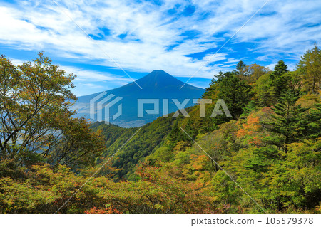 從山梨縣河口湖町的三堀山頂眺望富士山的秋色 從山梨縣河口湖町的三堀山頂眺望富士山的秋色 105579378