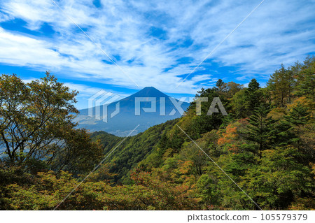 從山梨縣河口湖町的三堀山頂眺望富士山的秋色 105579379